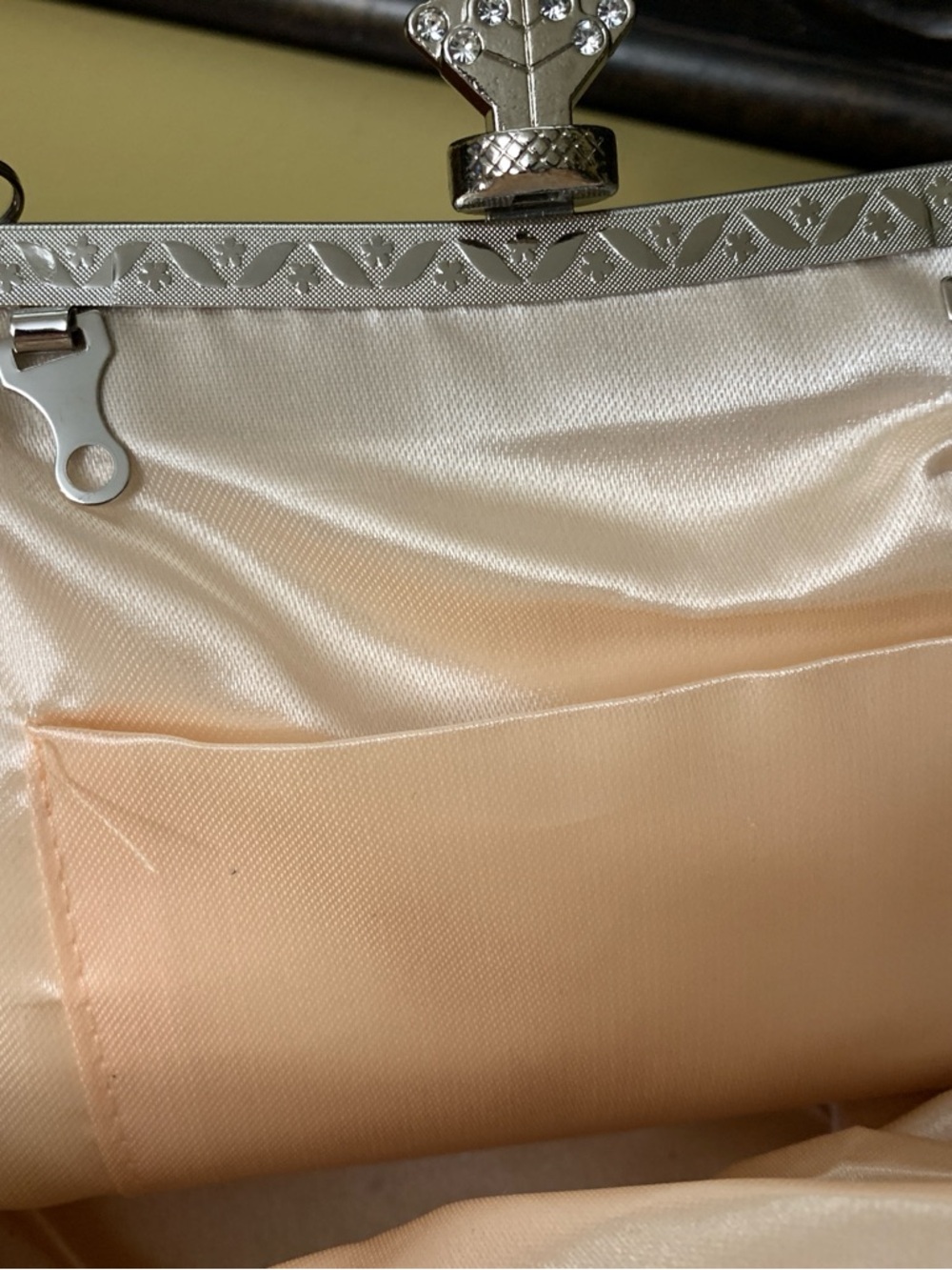 Vintage Beaded Clutch Purse With Detachable Silver Chain Strap For Formal Events - Picture 6 of 6